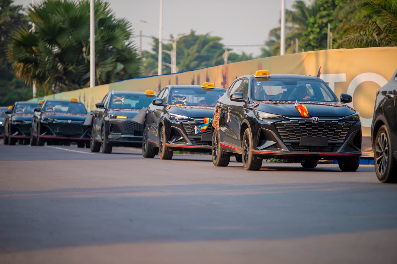 Véhicule suivi par GPS Nayo sur une avenue de Kinshasa